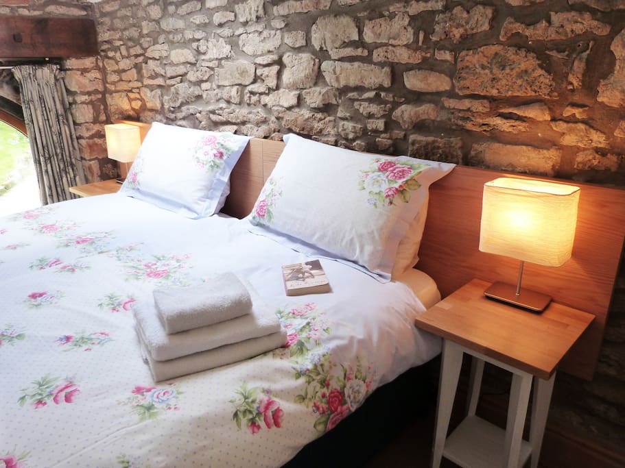 Twin bedroom that can be made into a kingsize. Overlooks the orchard
