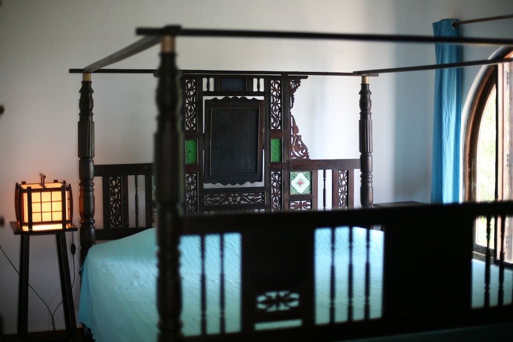 antique 4 poster king sized bed