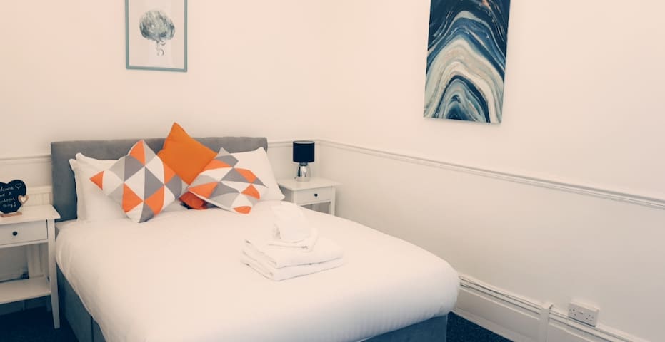 Eccentric Edward: King Room with Ensuite