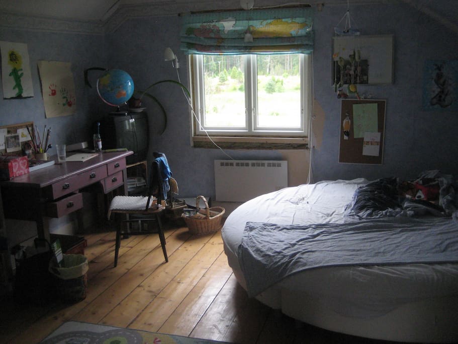 Dubbelsängen är rund/this bed is round, 2 meters wide.