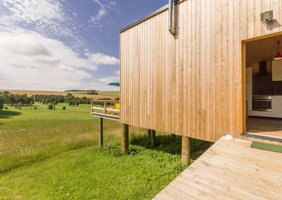 Entrée au gîte avec une grande plateforme, idéal pour faire rouler les valises !