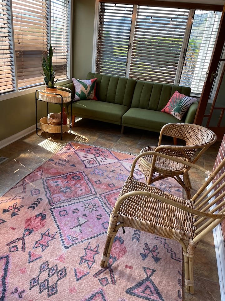 Solárium.  El sofá es un futón.  Capacidad para 1 persona cómodamente. 