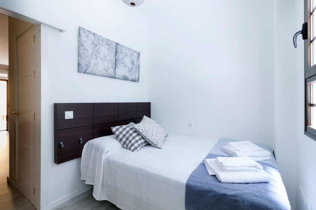 Luminoso dormitorio con ventana a zona tranquila.