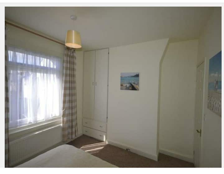 ห้องนอนสว่างสดใสพร้อมตู้เสื้อผ้า 