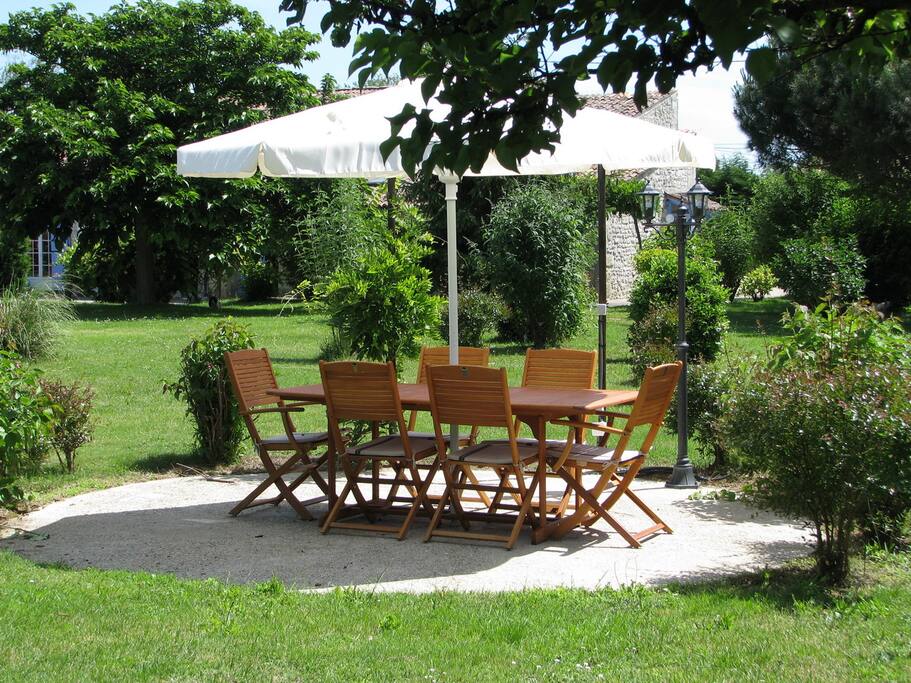Patio près de la piscine