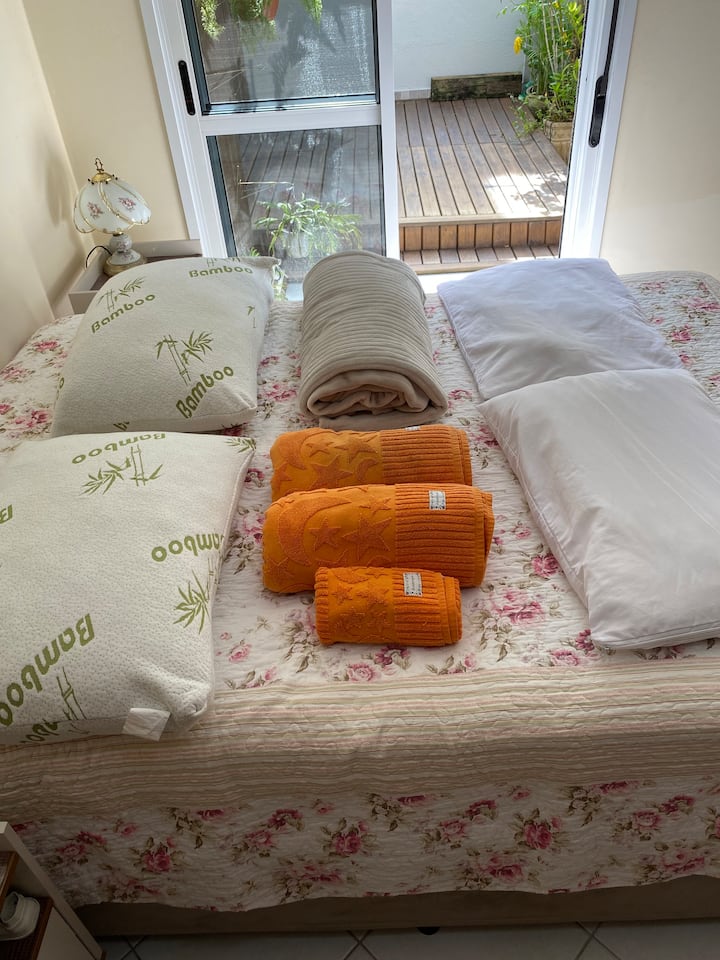 Ოთხი ბალიში, აბაზანის ორი პირსახოცი, ერთი პირსახოცი.