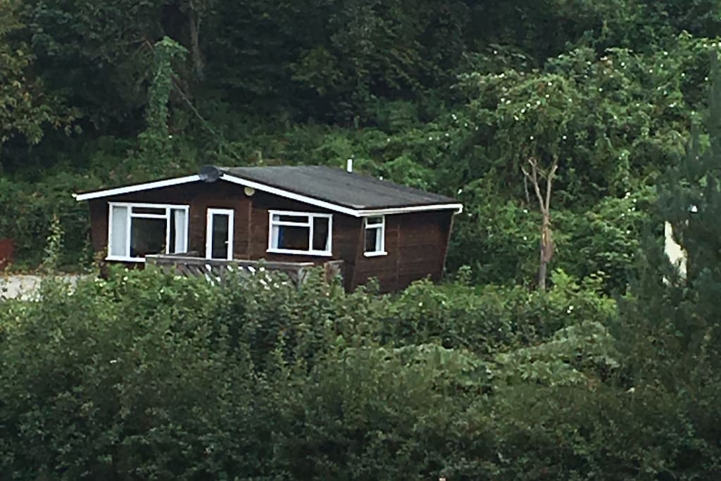 Outside view of the cabin in its surrounding setting