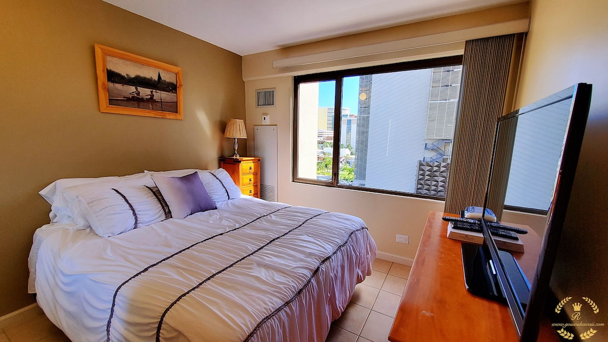 Central AC and nice tidy room for you to enjoy: Bed sheets may very.   cable TV and movie channel in the room also.