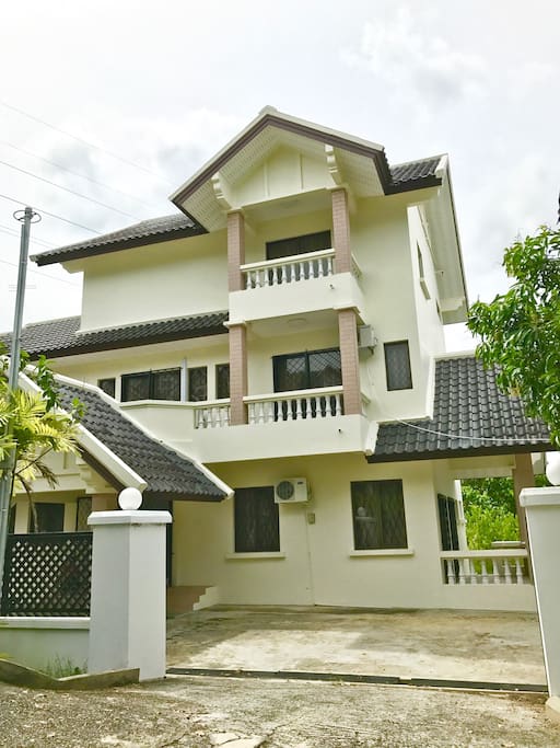 Three-storey home with 4 bedrooms and 6 bathrooms