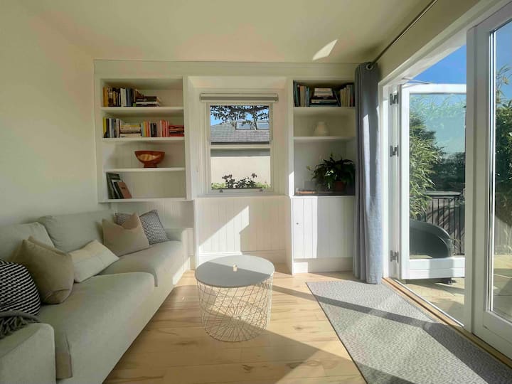 Solárium (sala de estar 2) con sofá cama y puertas francesas con acceso directo a la terraza.
Hay una cómoda para guardar la ropa.