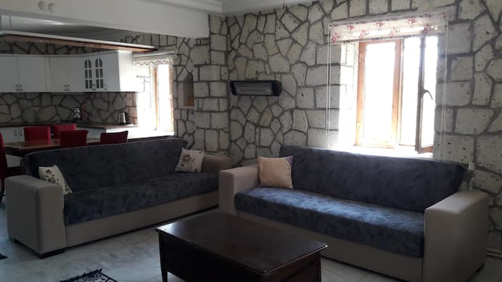 ÇEşme'de 4 Oda, 3 Banyolu, Klimalı Jakuzili Taş Ev - Çeşme
