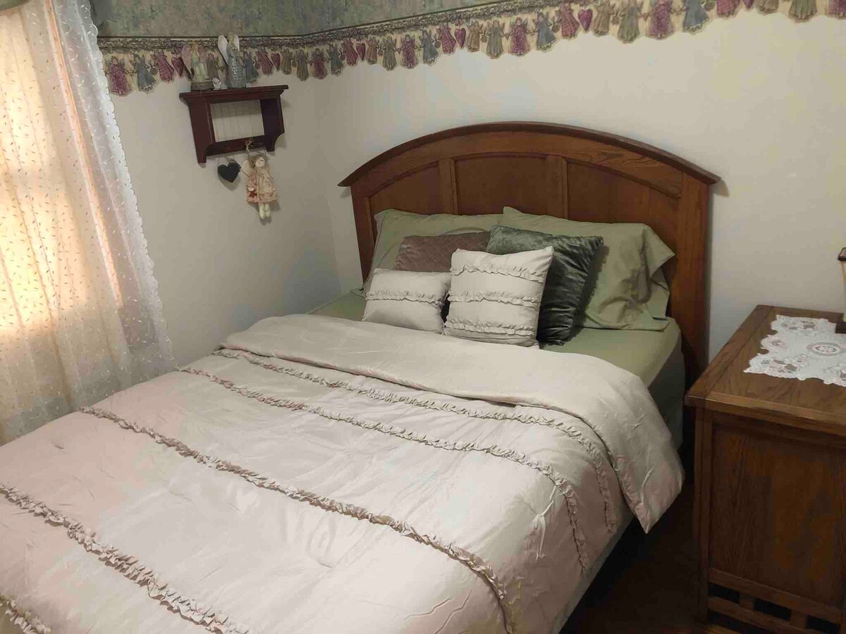 غرفة ملاك في الطابق السفلي بسرير بحجم كبير