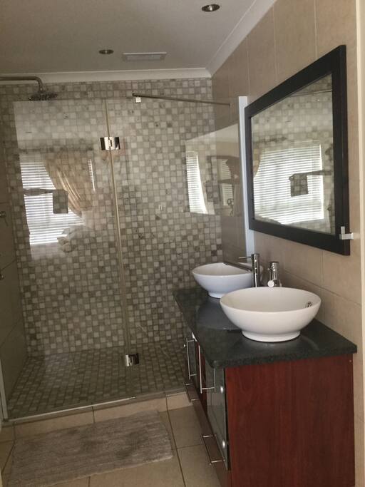 Dubble basins in main bathroom