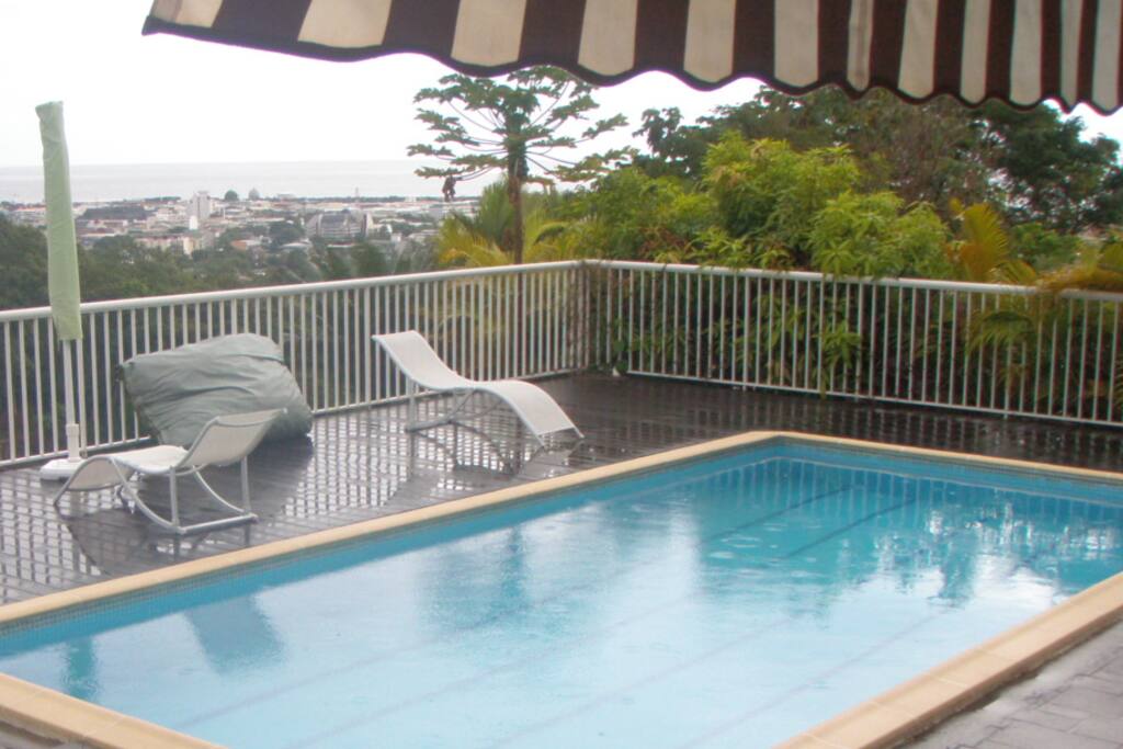 La piscine avec la vue de mer