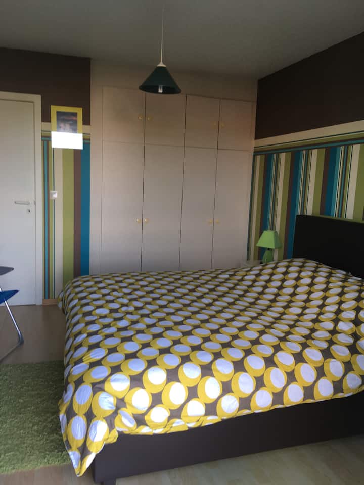 Dormitorio con cama doble