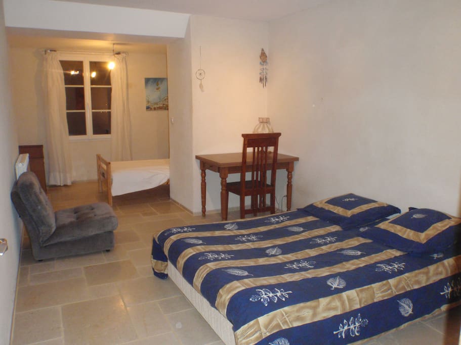 chambre avec 2 espaces qui séparent les lits
