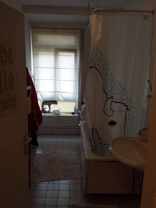 Bad mit Badewanne + Dusche + Waschmaschiene