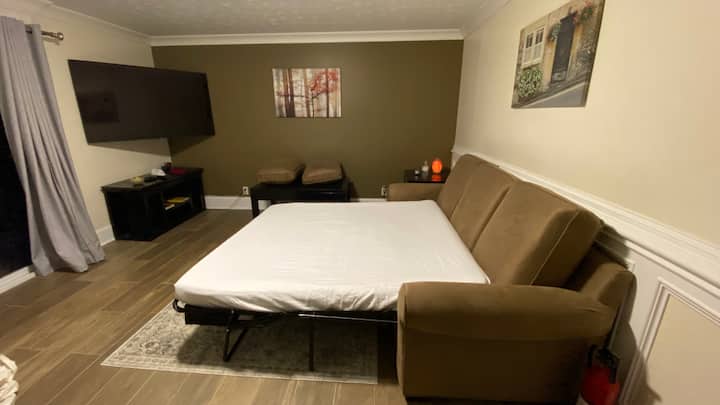 Sala de estar 2 - escalera abajo con sofá cama.