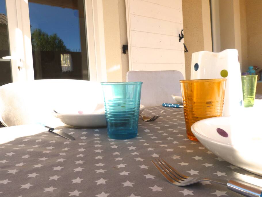 Coin repas, sous la terrasse couverte