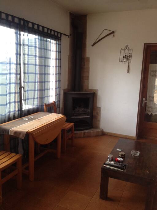 Soleado comedor con chimenea y sofá-cama.
