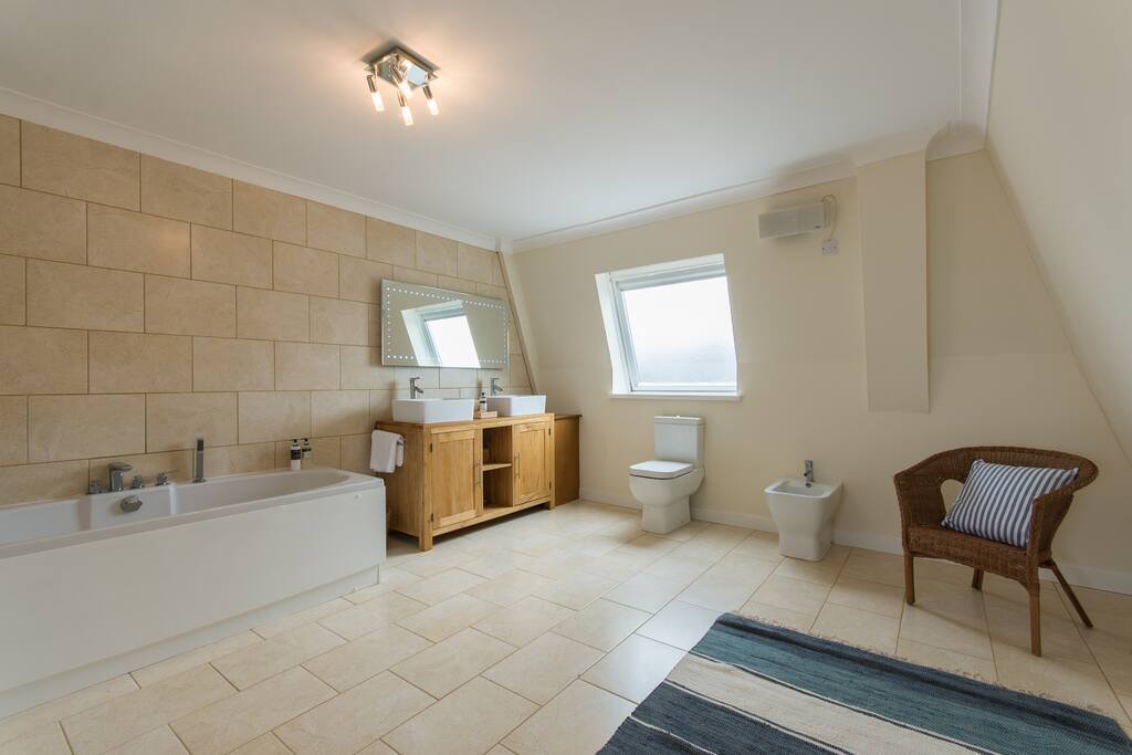 En-suite to master bedroom