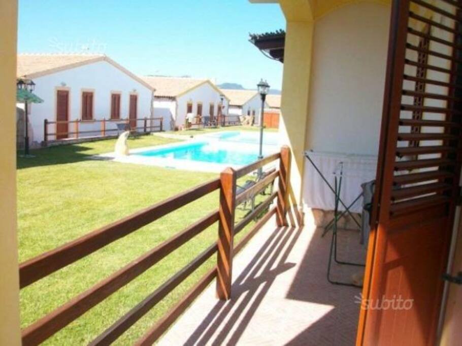 Petite terrasse donnant sur la piscine commune