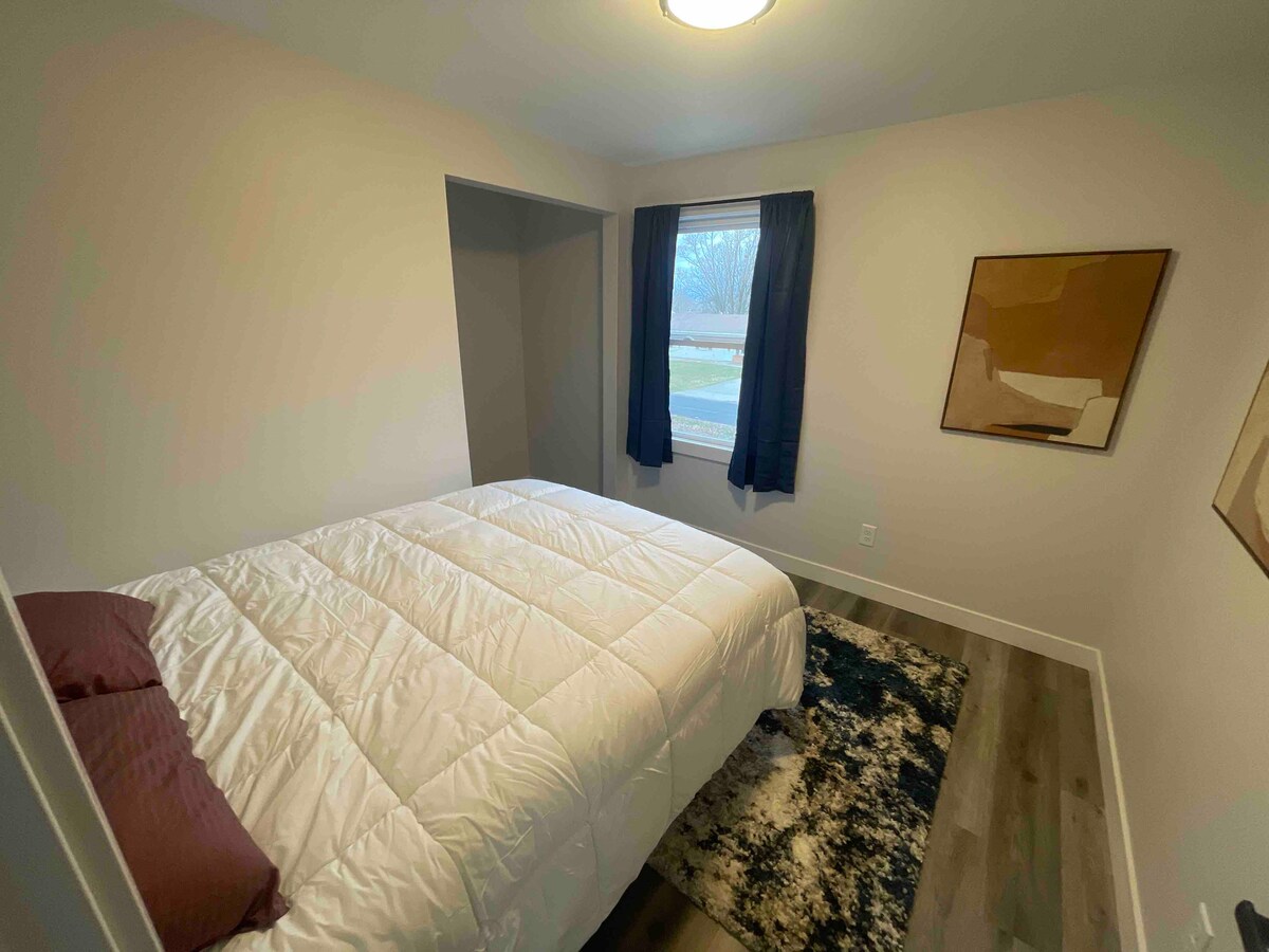 Slaapkamer #2 met nieuw, queensize bed en dressoir voor het opbergen van kleding in nis.