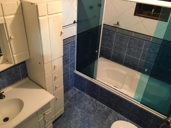 جناح نوم 2 حمام مع حوض استحمام بسيط...