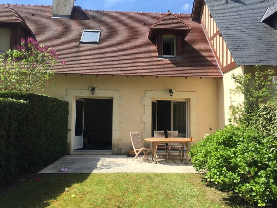 Une vue arrière de la maison avec le charmant jardin.