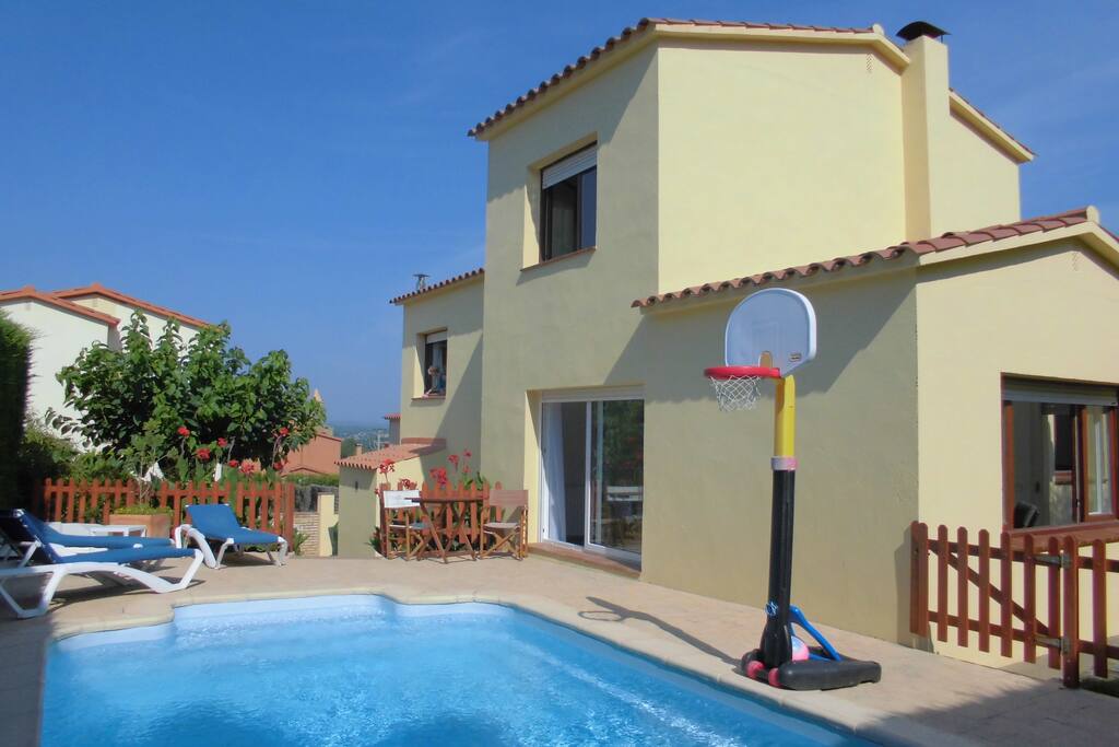 Piscina con sillas de piscina