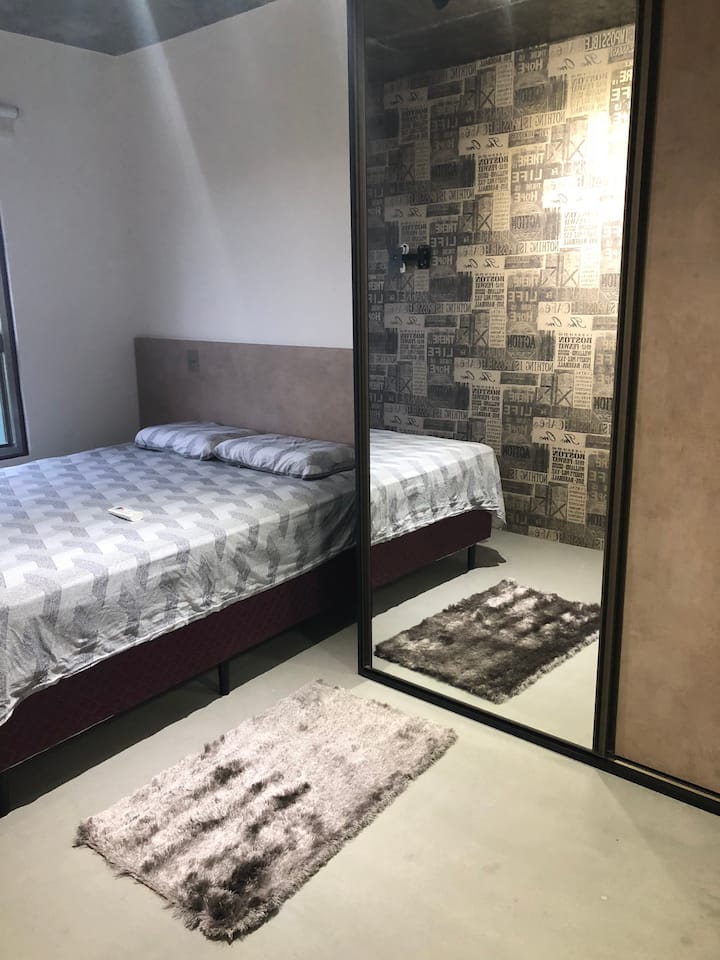 ห้องนอนมีห้องน้ำในตัวมีตู้เสื้อผ้าเครื่องปรับอากาศผ้าปูที่นอนและไม้แขวนเสื้อ