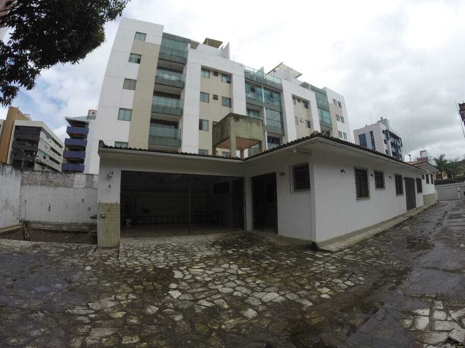 Visão dos fundos do terreno da casa.