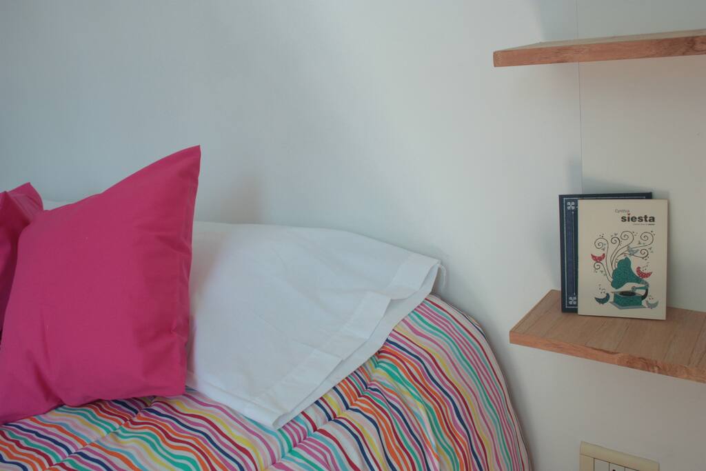 HABITACIÓN: Amplia Cama + minibiblioteca.