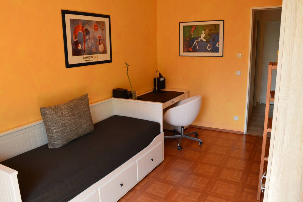 Gästezimmer mit Sofabett und Schreibtisch