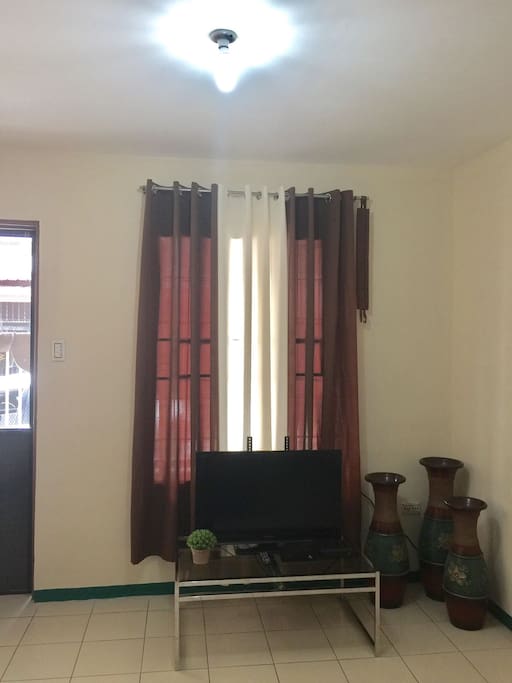 Living Room 32 inches TV with Cable