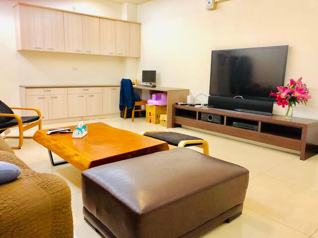 20 minutes drive from Taoyuan Airport / 10 minutes from Zhongli Railway Station Airport MRT North Railway Station / 15 minutes from High Speed Rail Taoyuan Station / Pick up service nt500