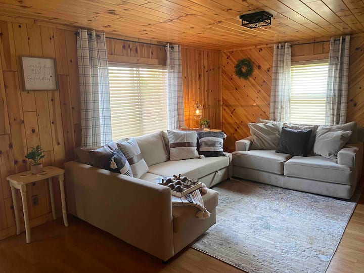 Romanski Retreat | Your Cozy Spring Escape! - Houghton Lake, MI