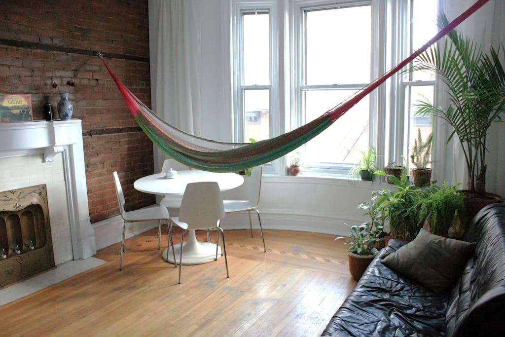 living room with hamac.