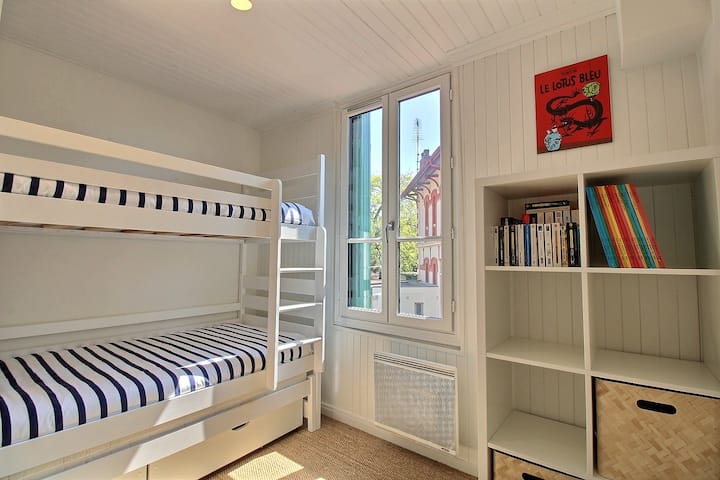 ห้องนอนพร้อมเตียง 3 เตียง (รวมเตียงเสริม 1 เตียง)