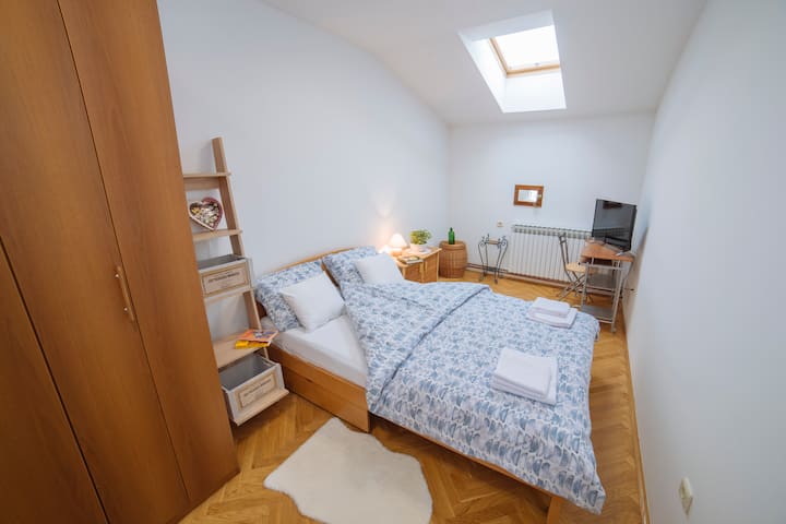 Соби 1-2 заеднички бањи и тоалети