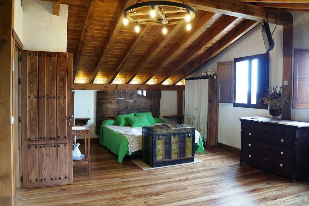 Cama 1,80 en habitación con TV y baño privado con sauna.