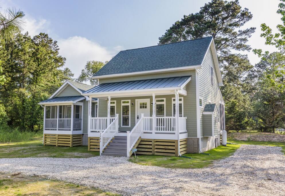 This lovely home even has a Community Pool.
