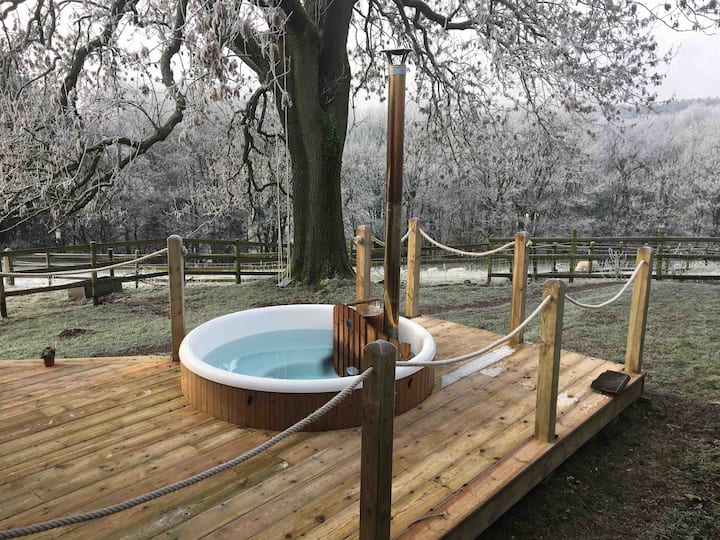 Lodge with Hot Tub in Woodland near Alton Towers.