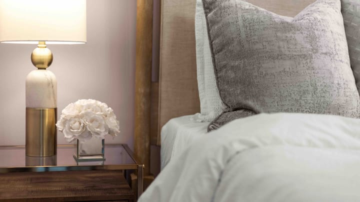 Влезете во оваа прекрасно дизајнирана спална соба, каде што естетскиот декор создава спокојно и стилско одморалиште. Совршен спој на удобност и шарм за одмор!