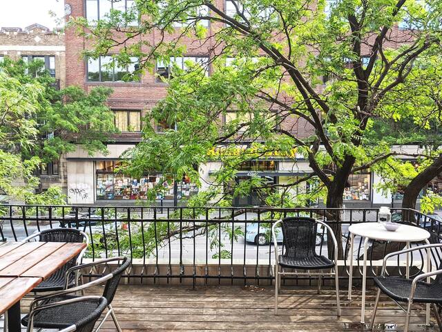 Chic Downtown 5 BR Escape | 18 Guests & Big Patio gallery image 2