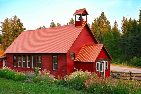 Charming Historic Schoolhouse -Dog Friendly!