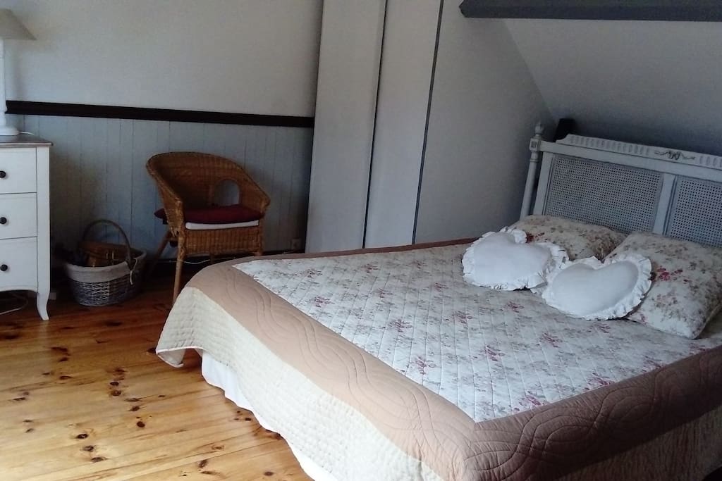 TV, commode, penderie, lit Queen Size et bureau
