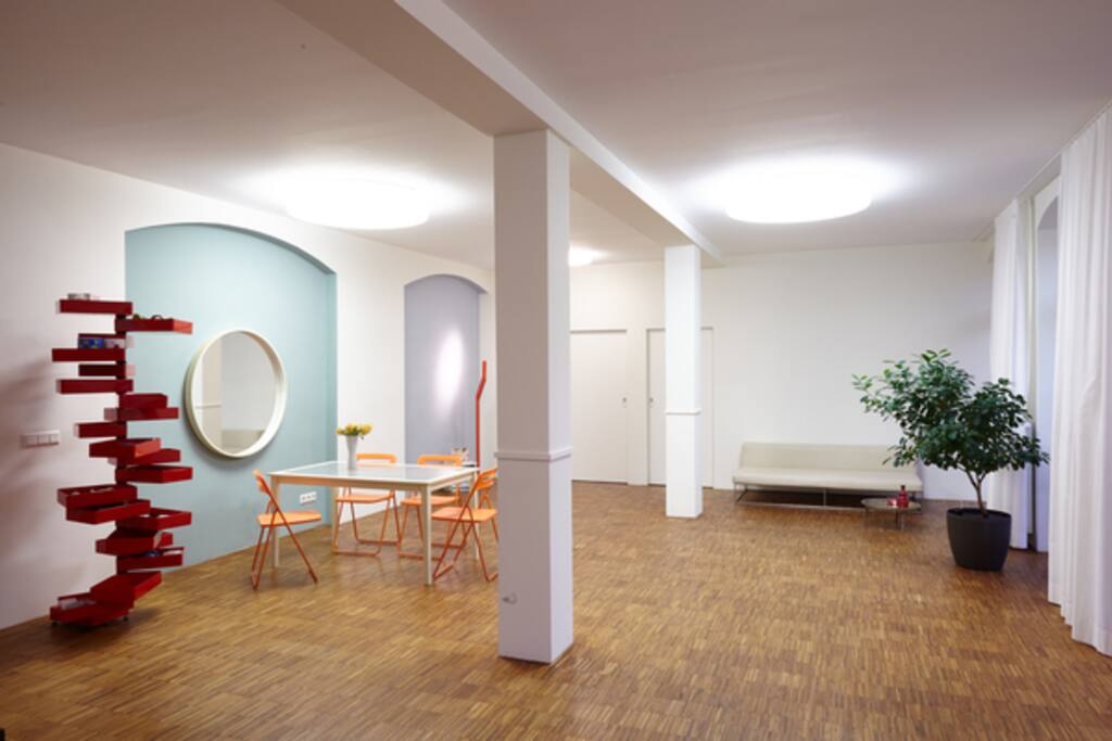 Raum mit Esstisch und Sofa