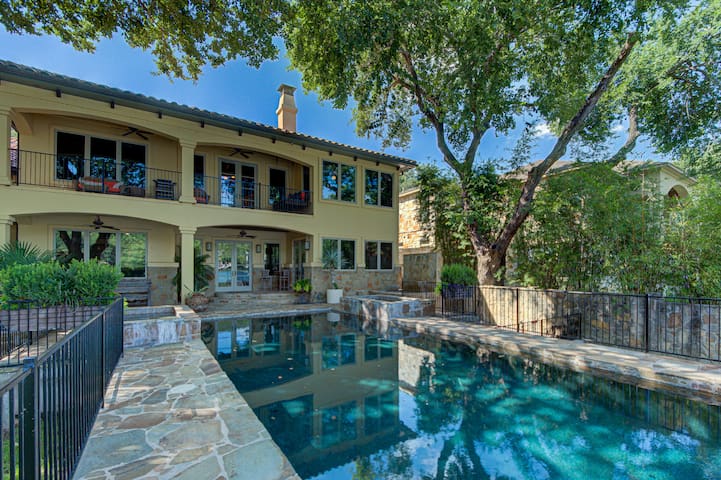 Spectacular Waterfront Estate gallery image 4