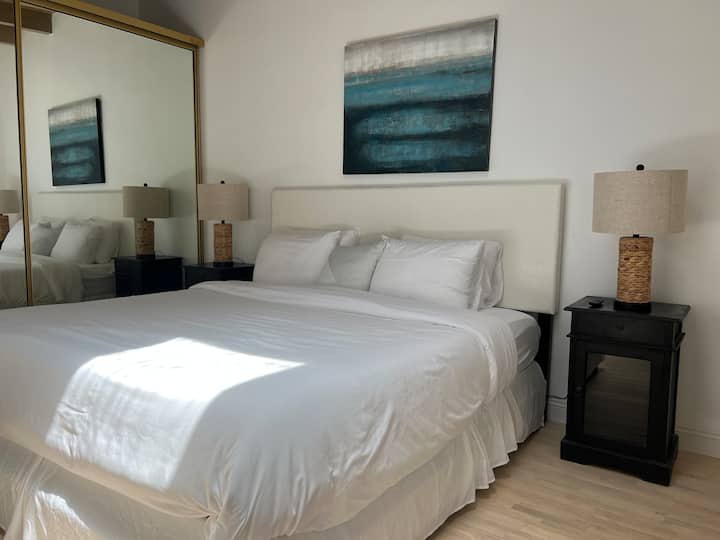 第二间卧室设有加大双人床 